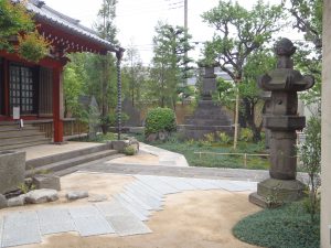 医王山安養寺本堂境内